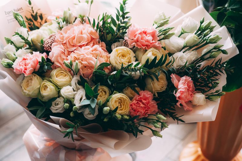 Bouquet condoléances fleurs colorées — Interflora deuil